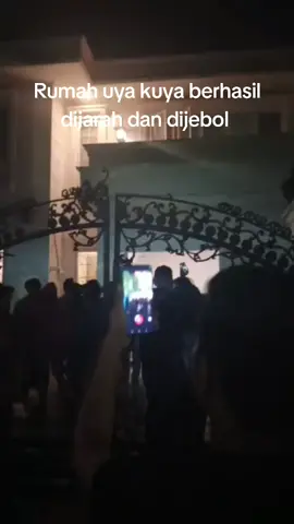 Rumah uya kuya di duren sawit berhasil dimasuki #demo #rumahuyakuya 