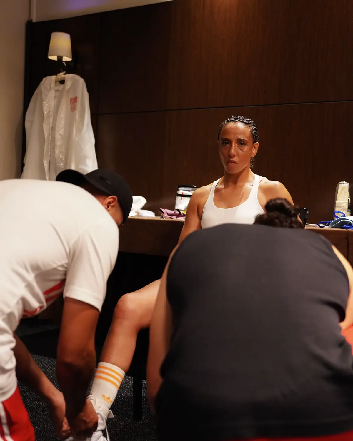À travers les entraînements au Labo, le podcast et le privilège que j’ai eu d’accompagner cette équipe au plus près durant toute cette soirée. Que ce soit dans le corner pendant le combat ou dans les loges avant et après, j’ai découvert des personnes vraies, inspirantes et passionnées. Pour tout cela, merci ! Les défaites ne sont pas une fin mais juste l’occasion de grandir et d’évoluer. Et celle-ci ne change en rien ton parcours et l’histoire que tu veux écrire mais permettra juste de la rendre encore plus belle. Si l’histoire d’un film était lisse, sans doutes et remise en question.. personne n’irait le voir. Je garde donc toutes mes vidéos de cette soirée pour finir cette histoire peu importe les choix que tu prendras. Et je vous remercie énormément, Sabeen, Rima, Aabadilah et toute l’équipe pour la confiance que vous m’avez accordé les yeux fermés. J’espère qu’on se reverra très vite. @Rimax_ayadi @RMC Sport Combat #wba #boxe #rmcsport #photography #sportphotography 
