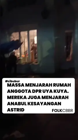 Malam ini, Sabtu sekira pukul 23:00 WIB rumah anggota DPR RI Uya Kuya digruduk dan dijarah oleh massa. Anabul kesayangan mereka tak luput dari penjarahan.  📹: @kabar.jaktim  #uyakuya #folkcbbr #folkcibubur #cibubur