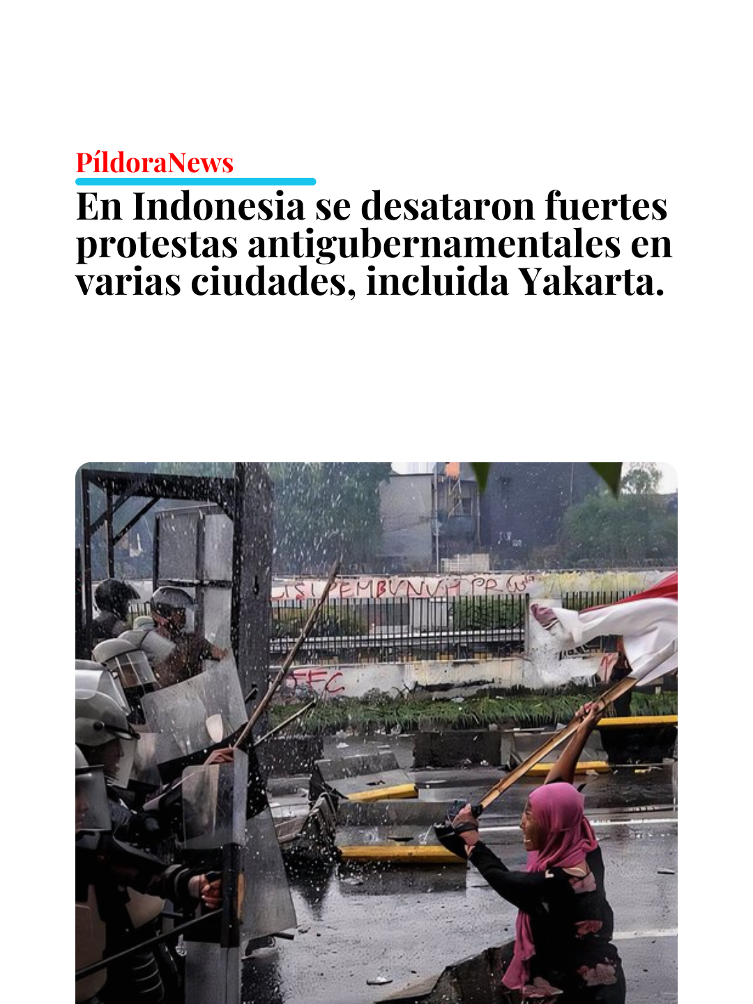 🚨 Cientos de personas han salido a las calles de Yakarta, capital de Indonesia, para protestar por la muerte de un joven que resultó atropellado por un vehículo de la Policía durante las manifestaciones registradas en la víspera ante el Parlamento del país asiático ➡️ Los manifestantes se han congregado ante la sede central de la Policía exigiendo justicia para Affan Kurniawan, un joven de 21 años, conductor de moto de la aplicación GoJek, según informa Europa Press. Fue atropellado por un vehículo táctico de la Brigada Móvil (Brimob) y el incidente, grabado en vídeo, comenzó a difundirse por redes sociales 🔎 El atropello ha tenido lugar durante unas movilizaciones convocadas por sindicatos y organizaciones de estudiantes en contra de un anunciado aumento salarial para los diputados y exigiendo mejoras laborales y en la financiación de los programas educativos #Yakarta #Indonesia #Asia #manifestación #Go #news #noticiasen1minuto