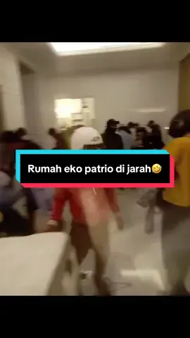 Rumah eko patrio di daerah Setiabudi Jakarta Selatan malam ini lagi di jarah🤣 Maaf kameranya burem soalnya yg nge vidioin kakek aku🤣 #ekopatrio #dpr #dprd #fyppppppppppppppppppppppp #foryou 