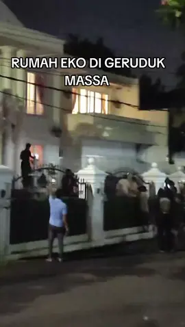 Massa datangi rumah anggota DPR Eko Patrio di Jakarta Selatan, Sabtu (30/8) malam, dan menjarah isi rumahnya—dari kulkas, TV, pakaian, hingga karpet. #ekopatrio #aksimassa sa #jakarta  #breakingnews s #viralhariini 