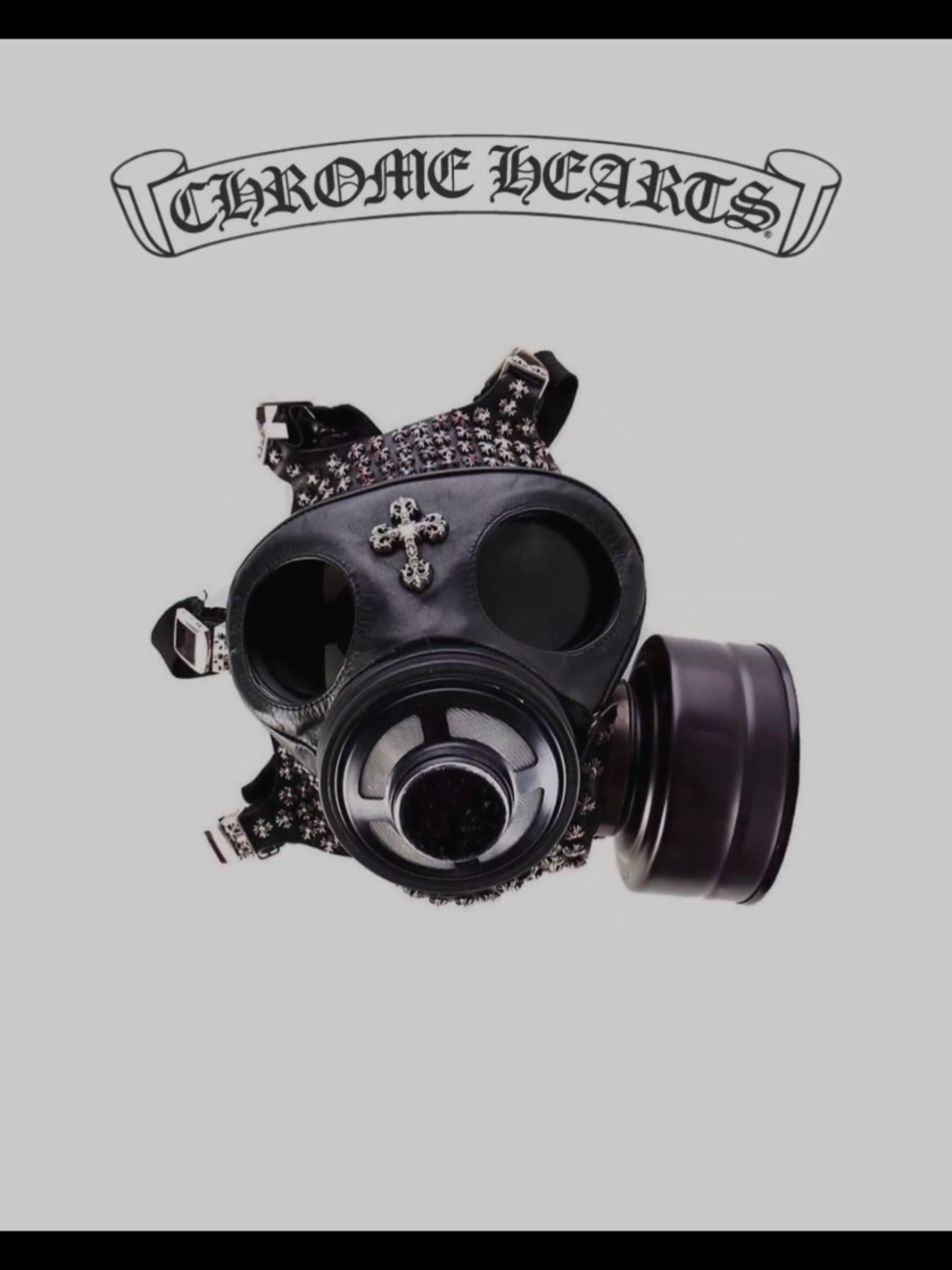 Chrome Hearts is a luxury brand founded in 1988 by Richard Stark, John Bowman, and Laurel McCulloch. Initially, it started as a leather goods company, but soon expanded into jewelry and clothing. The brand is known for its high-quality craftsmanship and unique designs, often featuring gothic and punk elements. The logo of Chrome Hearts consists of a stylized cross with floral motifs, which reflects the brand's aesthetic. This emblem has become iconic over the years and is recognized worldwide. The logo symbolizes luxury, rebellion, and a distinct counter-culture vibe that resonates with its clientele. Over the years, Chrome Hearts has collaborated with various artists and designers, further solidifying its place in the fashion industry. The brand's commitment to quality and individuality has made it a favorite among celebrities and fashion enthusiasts alike. Chrome Hearts — это люксовый бренд, основанный в 1988 году Ричардом Старком, Джоном Боуманом и Лорел МаКаллох. Изначально он начинался как компания по производству кожаных изделий, но вскоре расширился до ювелирных изделий и одежды. Бренд известен своим высоким качеством исполнения и уникальными дизайнами, часто содержащими готические и панковские элементы. Логотип Chrome Hearts состоит из стилизованного креста с цветочными мотивами, что отражает эстетический стиль бренда. Этот символ стал культовым за годы существования и признан во всем мире. Логотип олицетворяет роскошь, бунт и ярко выраженную контркультурную атмосферу, которая находит отклик у его клиентов. На протяжении многих лет Chrome Hearts сотрудничал с различными художниками и дизайнерами, что еще больше укрепило его позиции в модной индустрии. Приверженность бренда качеству и индивидуальности сделала его любимцем среди знаменитостей и модных энтузиастов.#хром #rec #style #fashion #hromehearts 