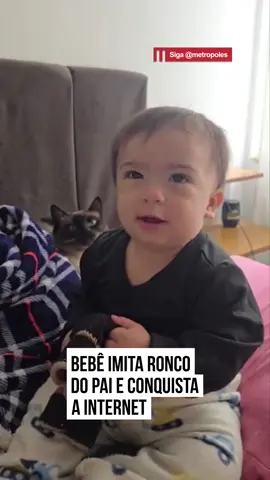 Um vídeo #fofo e bem-humorado conquistou a web: ao ser questionado pela #mãe sobre qual barulho o papai faz quando está dormindo, o bebê não hesitou e reproduziu um sonoro “ronco”. A reação espontânea arrancou risadas e comentários de milhares de internautas, que se identificaram com a cena. Mais um daqueles momentos de família que mostram como as crianças têm uma forma única e divertida de enxergar o mundo. #tiktoknoticias 📹 @nicollybragax (tk) | @myhoodbr 