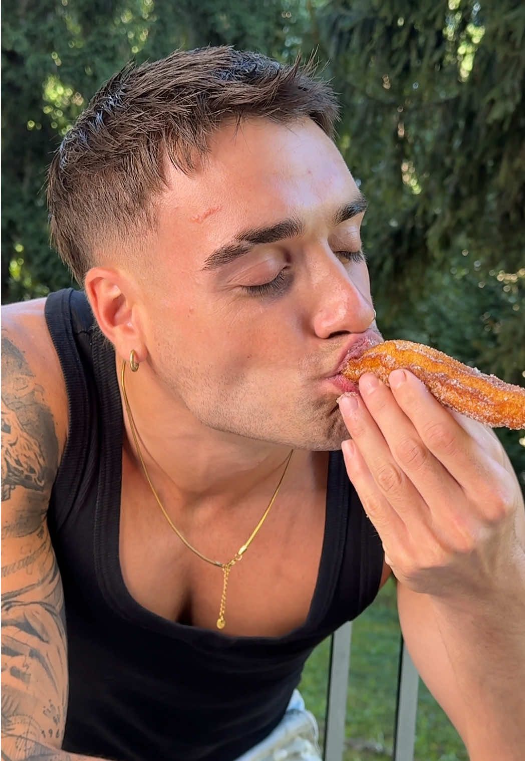 Churrossss🇦🇷✨Pa Toda La Mi Gente🫶🏻 Ricetta Qui Sotto ⬇️  👨‍🍳RICETTA: Burro 🧈 90g Uova 🥚 2 Farina 🌾00 300g Acqua 💦 500g sale 🧂 un pizzico  Per friggere: Olio di semi q.b. Cannella Zucchero  PROCEDIMENTO: Andiamo a versare in un pentolino acqua,burro, sale e li facciamo sciogliere. Dopodiché aggiungiamo la farina e con un mestolo di legno andiamo a girare molto bene. Cuociamo per un paio di minuti e facciamo intiepidire. Prendiamo poi la planetaria (è possibile farlo pure a mano).  Una volta che avrete inserito il composto, aggiungere un uovo alla volta e far girare con il gancio a foglia.  Trasferiamo poi in sac-à-poché con una bocchetta rigata.  Successivamente portare l'olio di semi a 165/170° e creiamo i nostri churros.  Aiutati con una forbice per staccarli. Passiamoli poi nello zucchero e cannella. #ricetta #churros #dolce #argentina 