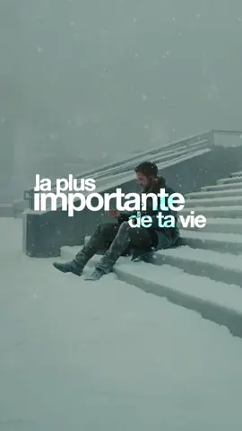 Selon le psychologue David McClelland, le succès ne s’explique pas avant tout par l’intelligence ou le talent, mais bien par ce qu’il appelle le groupe de référence : ce sont les personnes avec lesquelles tu passes le plus de temps. Pourquoi ce groupe est-il si déterminant ? Parce qu’en tant qu’êtres profondément sociaux, nos comportements, notre motivation, voire notre perception de nous-mêmes, s’imprègnent des influences de ceux qui nous entourent. Ce n’est pas seulement du mimétisme : c’est un enrôlement inconscient à des modèles d’ambition, d’effort, de normes et d’aspirations—une réalité façonnée à notre insu. McClelland l’explique par sa fameuse 