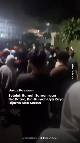 Usai rumah Ahmad Sahroni dan Eko Patrio, kini rumah Uya Kuya menjadi sasaran penjarahan oleh massa. Ratusan warna menggeruduk rumah Uya Kuya di daerah Duren Sawit. Massa langsung menyerbu rumah tersebut tanpa tersisa. Hal yang semakin memperkuat bahwa rumah tersebut milik Uya Kuya adalah ketika terlihat foto keluarga dari Uya Kuya, sang istri Astrik Kuya, dan kedua anaknya Cinta dan Nino. Baca selengkapnya di www.jawapos.com #uyakuya #dprri #aksidemo 