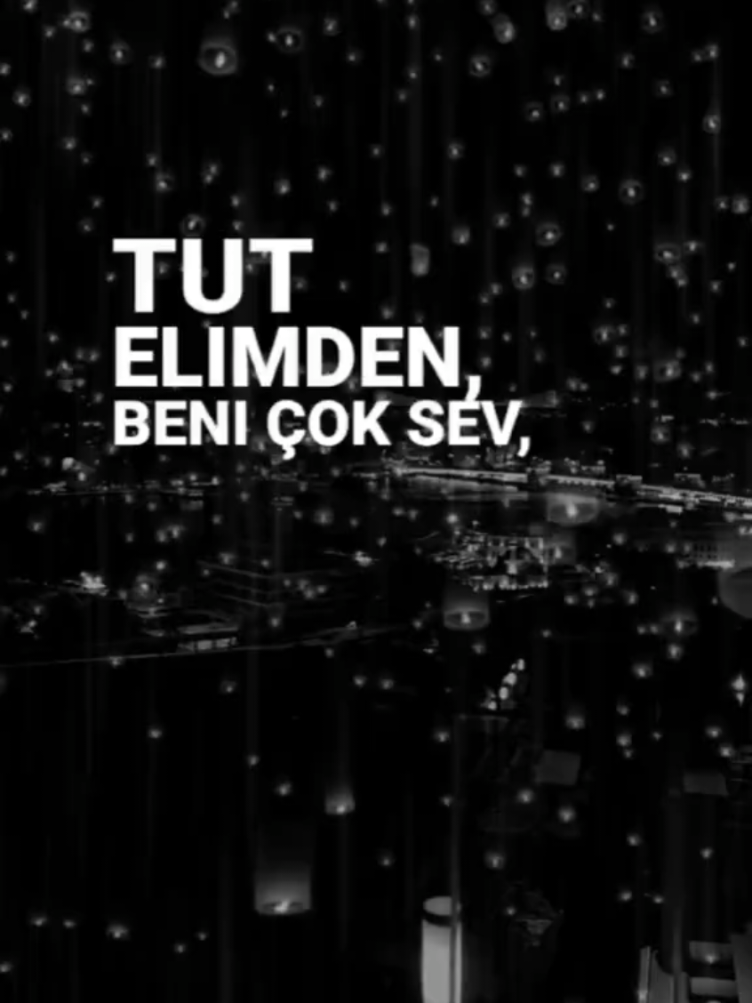🤍 Tut elimden, beni çok sev Bir gün değil, bir ömür sürsün bu sarılış… Çünkü bazı sevgiler, Gitmeye değil, kalmaya yazılmış.  ✍️ Sen hiç birine son nefesine kadar sevdin mi senden giden ama ömürlük içinde kalan? #tarkanbeniçoksev  #beniçoksev #seveceksenömürlüksev  #tutelimdenbeniçoksev #siyahbeyazask  @𝑀𝑎𝑟𝑑𝑖𝑛𝑙𝑖𝑘𝑖𝑧 ⭑❥ @sabamusic @Tarkan 
