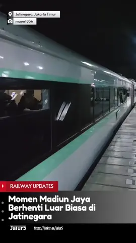Imbas aksi unjuk rasa di sekitar Kwitang - Pasar Senen, KA Madiun Jaya 144 (Jakarta Pasar Senen - Madiun) berhenti luar biasa di Jatinegara malam ini (30/8). Salah satu J5Friend menaiki kereta Eksekutif New Generation Modifikasi Madiun Jaya perjalanan malam ini dari Stasiun Jatinegara.  Video: @maser1836 #RailwayUpdates #Jalur5 