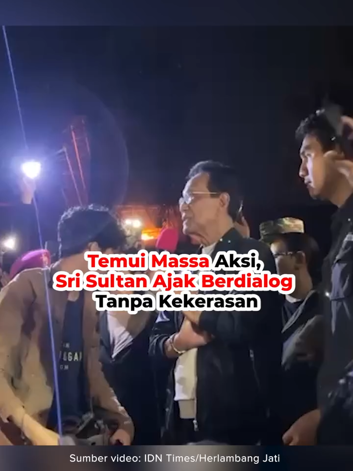 Temui Massa Aksi, Sri Sultan Ajak Berdialog Tanpa Kekerasan Pada kesempatan tersebut, Sri Sultan menyampaikan keprihatinannya atas kekerasan yang terjadi hingga merenggut nyawa Affan Kurniawan, seorang pengemudi ojek online (ojol). Sultan menegaskan bahwa demokrasi harus dijalankan tanpa kekerasan. “Yang Anda semua lakukan itu salah satu dari keinginan kita bersama untuk tumbuhnya demokratisasi di Jogja. Saya pun sepakat dengan itu. Hanya saya berharap demokratisasi itu dilakukan dengan baik untuk mendidik kita semua termasuk diri saya pun juga,” ucap Sri Sultan. #IDNTimes #IDNTimesNews #tiktoknews #tiktokberita #IDNTimes_na