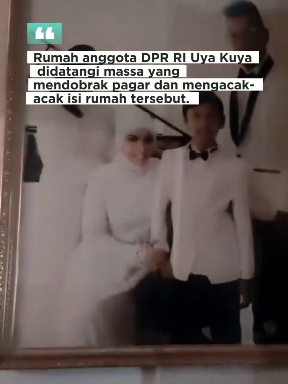 Rumah anggota DPR RI Fraksi PAN, Surya Utama alias Uya Kuya didatangi massa yang mendobrak pagar dan mengacak-acak isi rumah tersebut, pada Sabtu (30/8/) malam. #demonstrasi #demodpr #demojakarta 