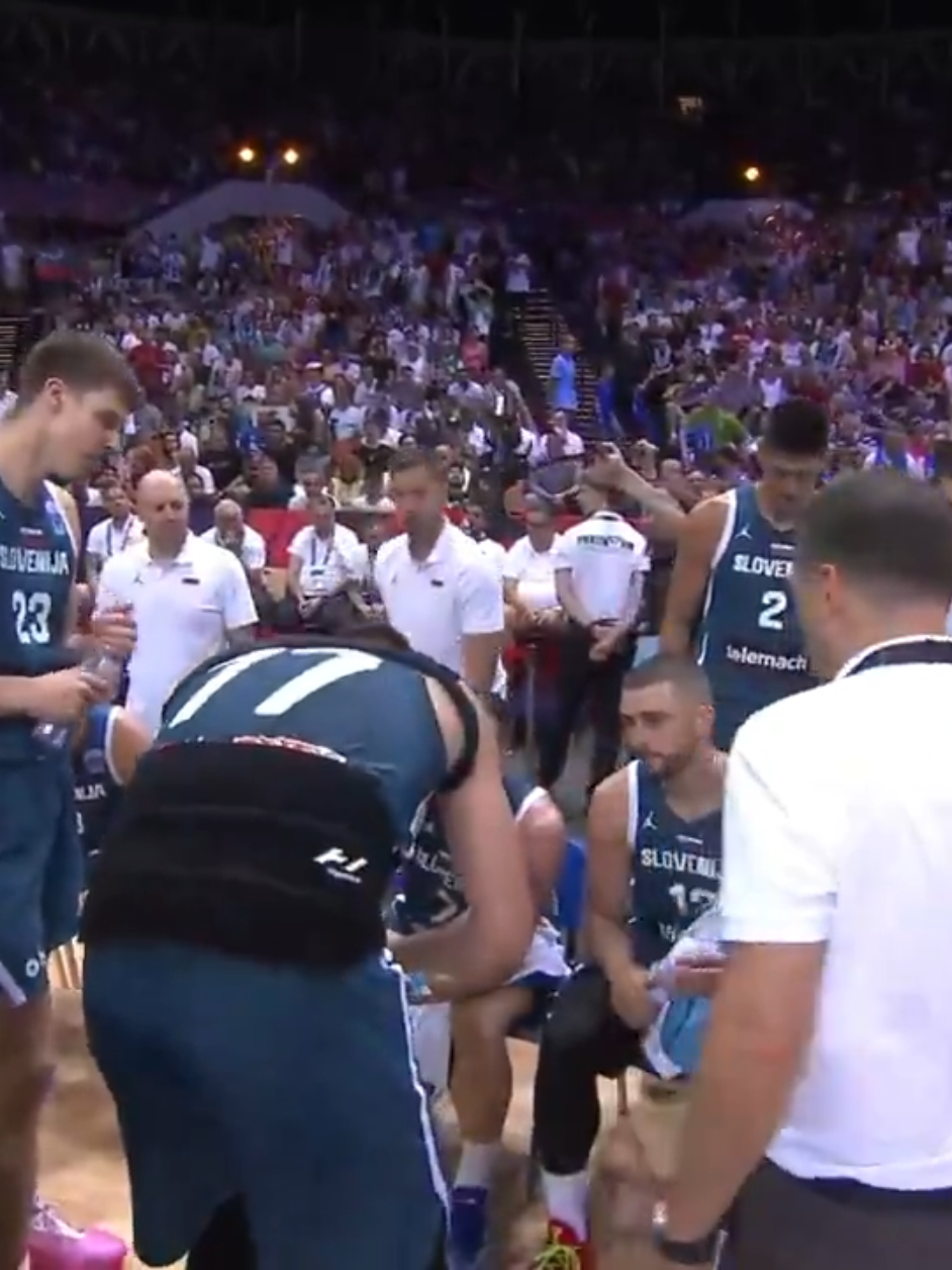 Luka pokaže, kdo je pravi vodja 😅 #eurobasket #slovenia #lukadoncic   @FIBA EuroBasket 