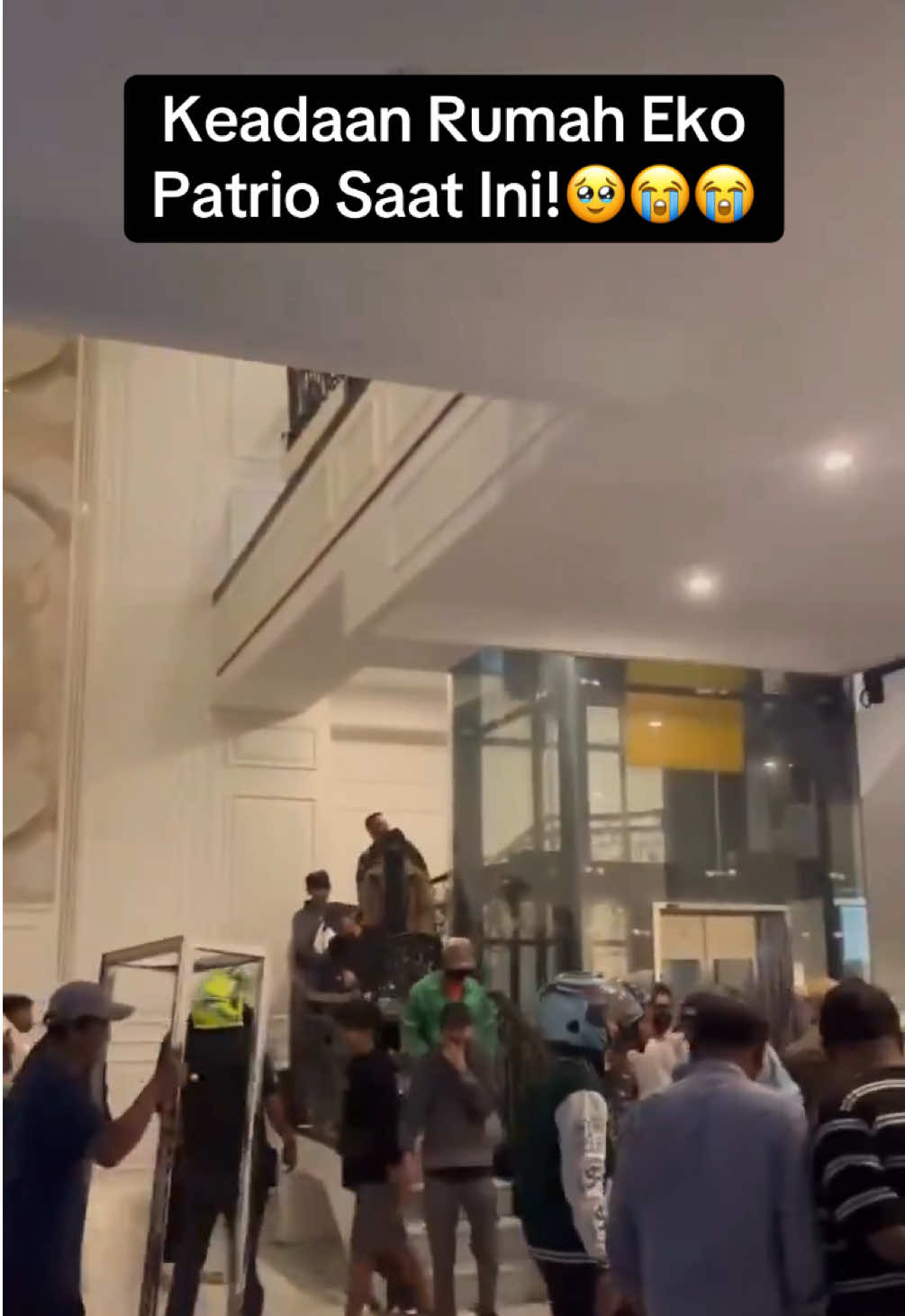 Keadaan Rumah Eko Patrio Saat Ini!🥹😭😭 #ojol #bubarkandpr Alasan Polisi tabr*k ojol #acab1312 #affankurniawan Stay Safe semuanya. Peristiwa full 28 Agustus 2025 #anggisdevaki Keadaan Indonesia saat ini. Rip Indonesia’s democracy. Sosok Affan Kurniawan, ojol yang ditabr*k oleh polisi mobil brimob. Deretan artis yang ikutan speak up terkait ojol yang ditabr*k mobil brimob polisi. Fasilitas Halte Trans Jakarta dan MRT terbakar ludes mulai dari Halte Senayan, Halte Senen, Halte Gerbang Pemuda. Full Live rumah Ahmad Sahroni digeruduk dirusak masa nemu Iron Man. Nafa Urbach, Uya Kuya dan Eko Patrio minta maaf kepada masyarakat. Momen rumah Eko Patrio digeruduk dirusak masyarakat 
