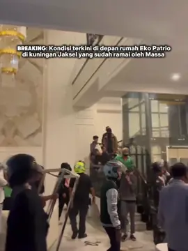 Massa mulai mendatangi rumah Eko Patrio #uyakuya #ekopatrio #demo #fyp #viral 