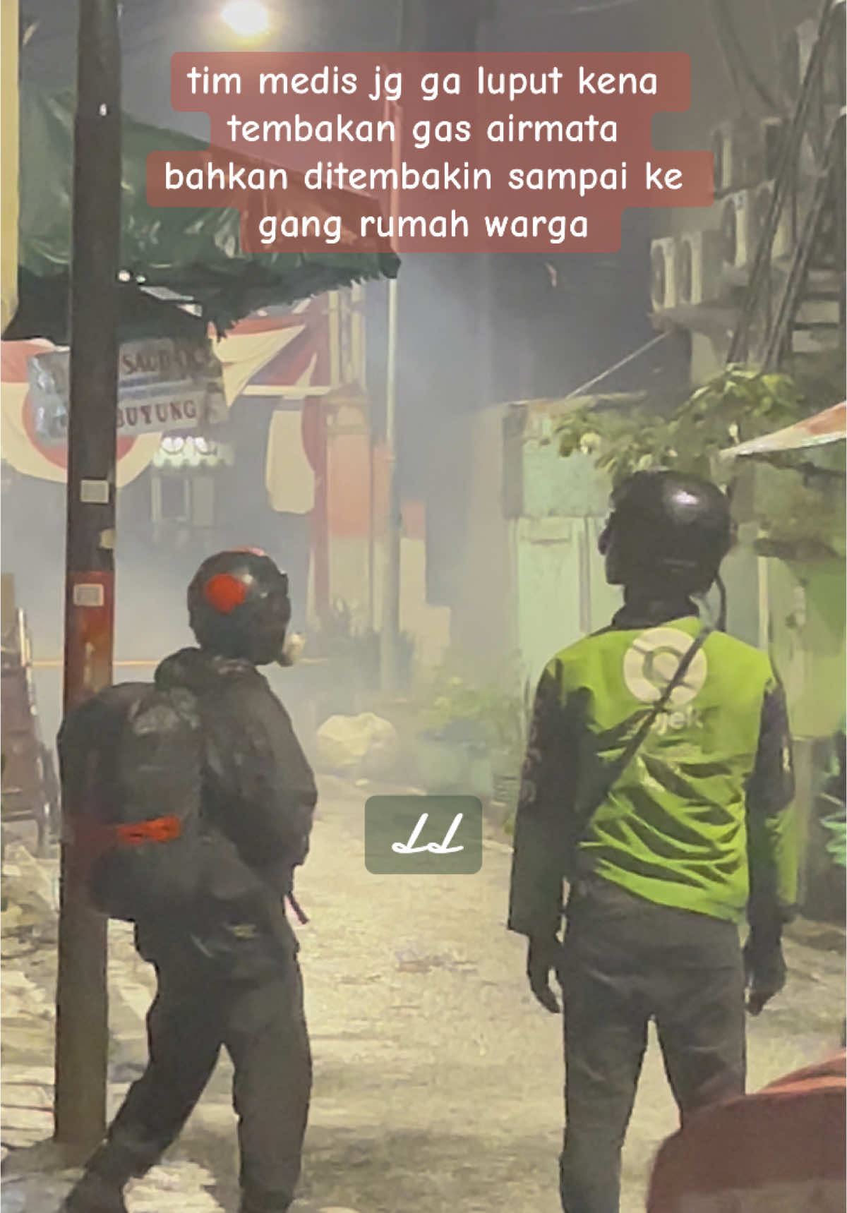 Cewek yg teriak B4ng##T itu dr tim Medis,krn lg melakukan pertolongan lgsg di suguhi gas airmata🫣 #timmedis  #demobesarbesaran🔥🔥  #kerusuhan  #demo29agustus2025  #lewatberanda  #dpr 