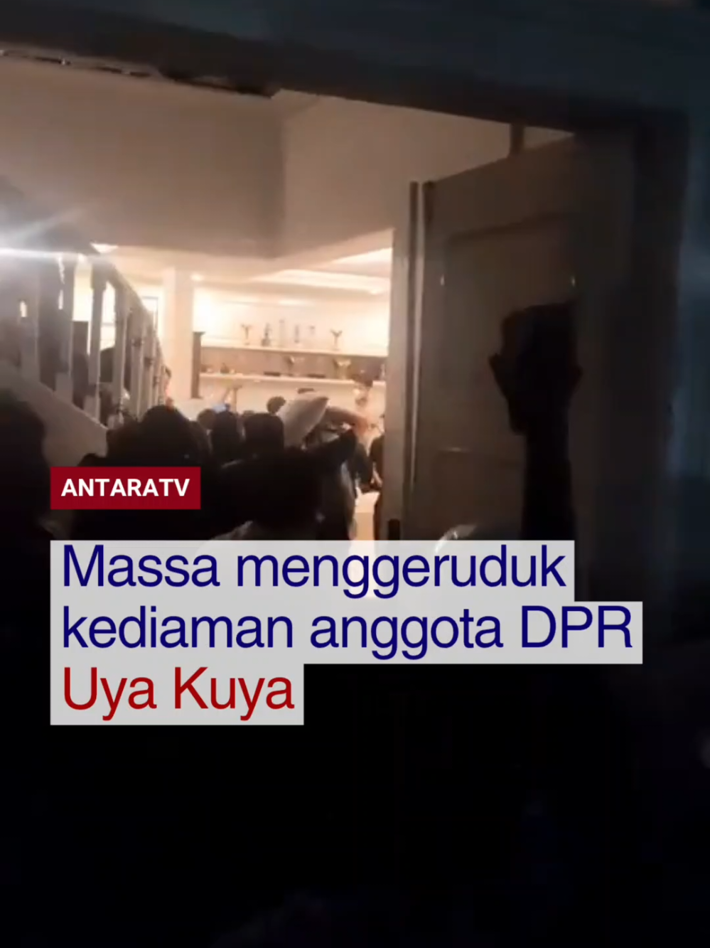 Usai rumah dari Ahmad Sahroni, kini massa juga mendatangi kediaman anggota DPR RI Surya Utama, atau yang dikenal dengan Uya Kuya pada Sabtu (30/8) malam. Dalam video yang diterima ANTARA, massa tampak bergerombol memasuki rumah Uya Kuya lalu mulai mengacak-acak seisi rumah. Simak berita terkini dan program-program menarik Antara TV di youtube Antara TV Indonesia dan antaranews.com/video! #uyakuya #massa #demo #unjukrasa #berita #beritaterkini #beritaupdate #antaratv #dpr