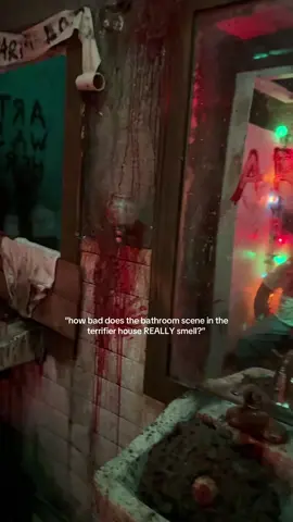 full bathroom walkthrough in the terrifier house - smells exactly how you think it would, if not worse 🥴 #hhn #horrornights #halloweenhorrornights #terrifier #arttheclown 