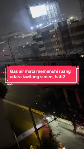 Update 00:00, gas air mata dimana2, jadi pada bubar sementara. #jakartadarurat 