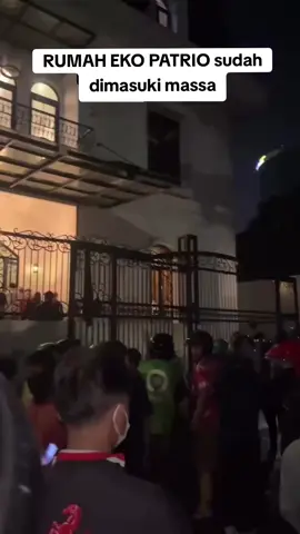 Keadaan Rumah Eko Patrio malam ini yang sudah digerudug massa #ekopatrio #uyakuya #demo #dpr #bodohnyaaku 