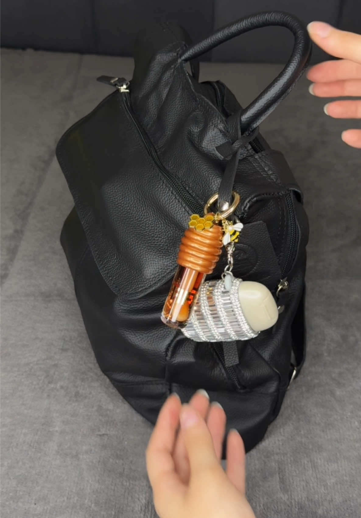 Tudo que eu levo na minha bolsa pra faculdade e trabalho #mochila #bolsa #trabalho #faculdade #oquetemnaminhabolsa #grwm #girls #bolsauniversitaria #courolegitimo #gocase #bagsmart #mochiladecouro 