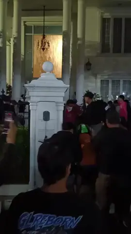 rumah Uya Kuya artis sekaligus anggota DPR kali ini di jiarah masa... #rumahuyakuya# #dpr  #tiktokviral #demodpr31agustus2025  #fyp 