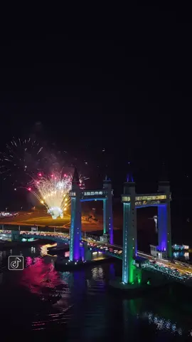 Malam penuh warna! Sambutan Ambang Merdeka di Jambatan Angkat Terengganu dengan persembahan bunga api yang mengagumkan 🎆✨ . #merdekaterengganu #bungaapimerdeka #jambatangangkatterengganu  
