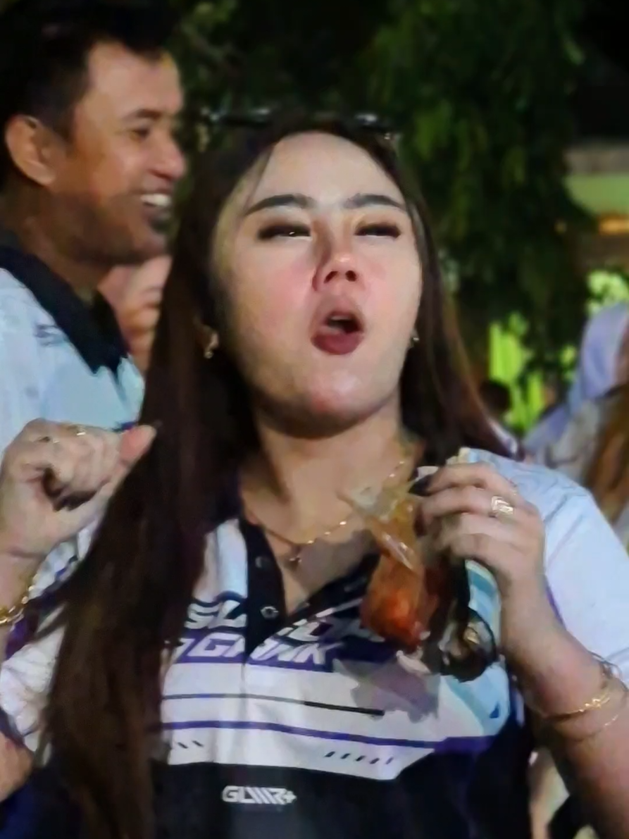 sng penting maem pentol sek😭🤣 @rayungwulan2  #karnavalwonorejotrisulo  #dancerkarnaval #trendingvideos #karnavalsoundsystem #viralfyp 