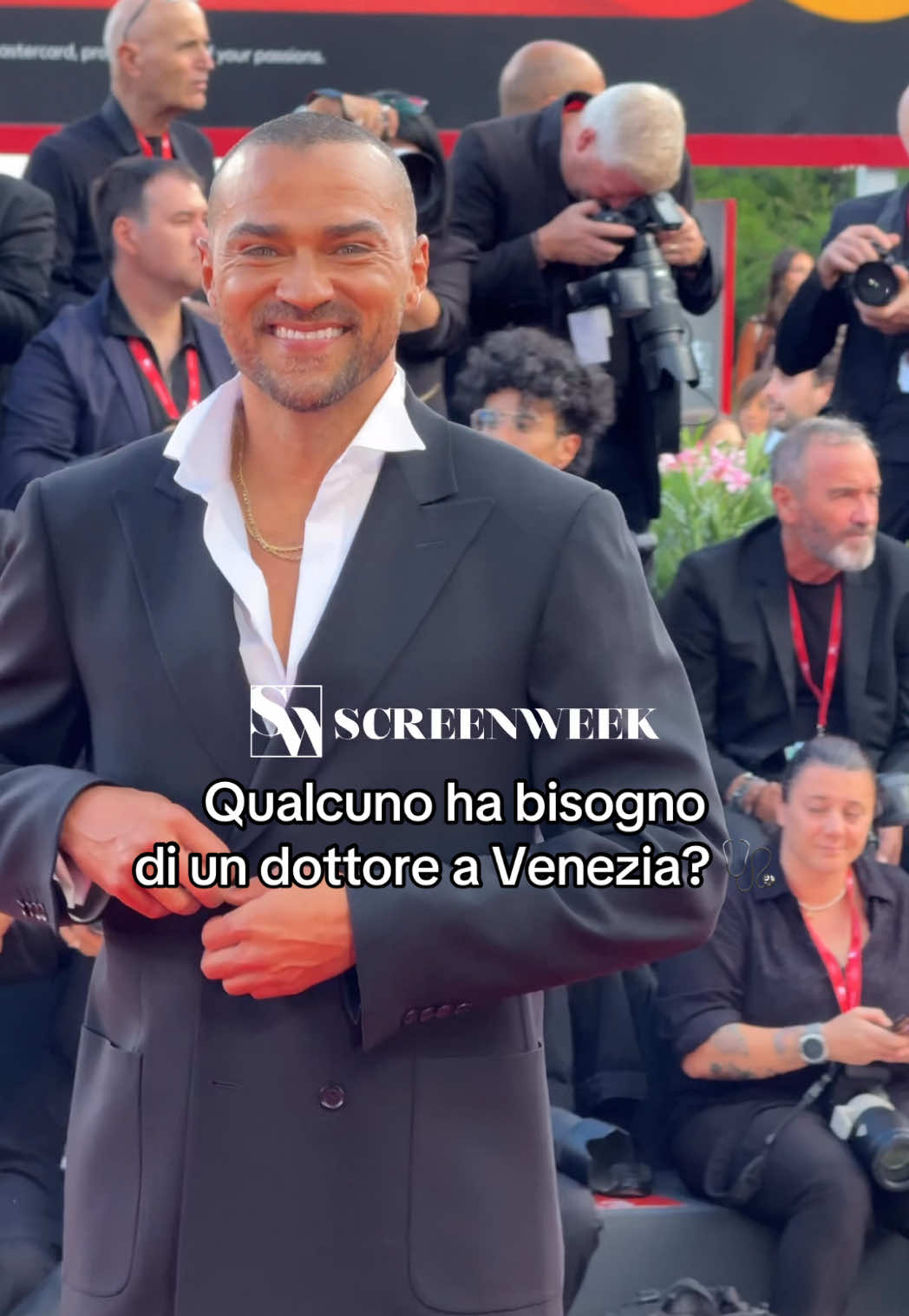 Jesse Williams è arrivato sul red carpet di #venezia82 e non ce lo aspettavamo! #screenweek  #davedere #venicefilmfestival #jessewilliams 