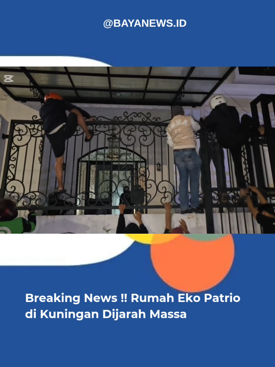 Rumah politikus PAN Eko Hendro Purnomo (Eko Patrio) ternyata tak lolos dari amukan hingga penjarahan yang dilakukan massa. Trlihat sejumlah barang dibawa massa dari rumah Eko di kawasan Setiabudi, Jakarta Selatan. #demobubarkandpr #ekopatrio #anggotadpr #jakartaselatan 