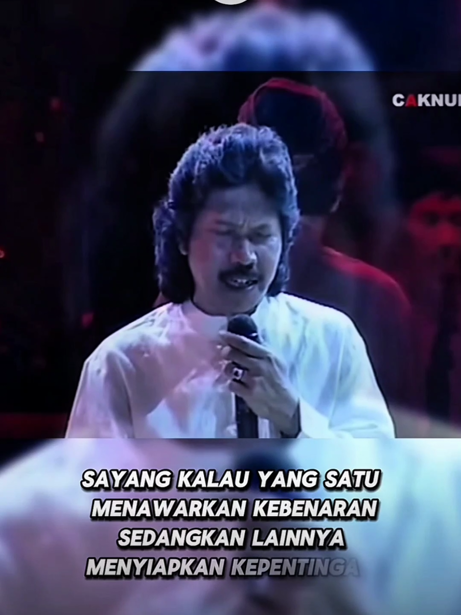 . Takbir Akbar Arr. KiaiKanjeng  Konser Kenduri Cinta, Tenis Indoor Senayan Jakarta, 2001  Dokumentasi Video Cak Nun dan KiaiKanjeng Dok: Progress 2017 Video selengkapnya kunjungi akun YT: caknun.com/takbirakbar  #kendurcinta #takbirakbar #caknundotcom #maiyah #demonstrasi 