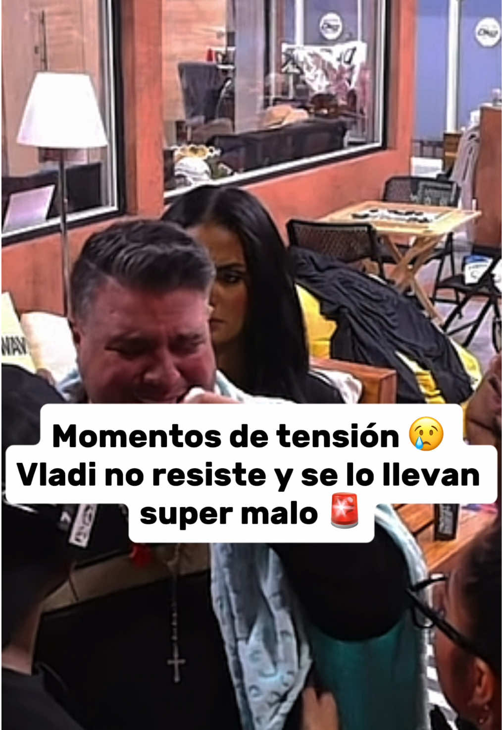 Momentos de tensión 😢 Vladi no resiste y se lo llevan super malo 🚨 #lacasadealofoke #vladi #foryou #viral #alofoke 