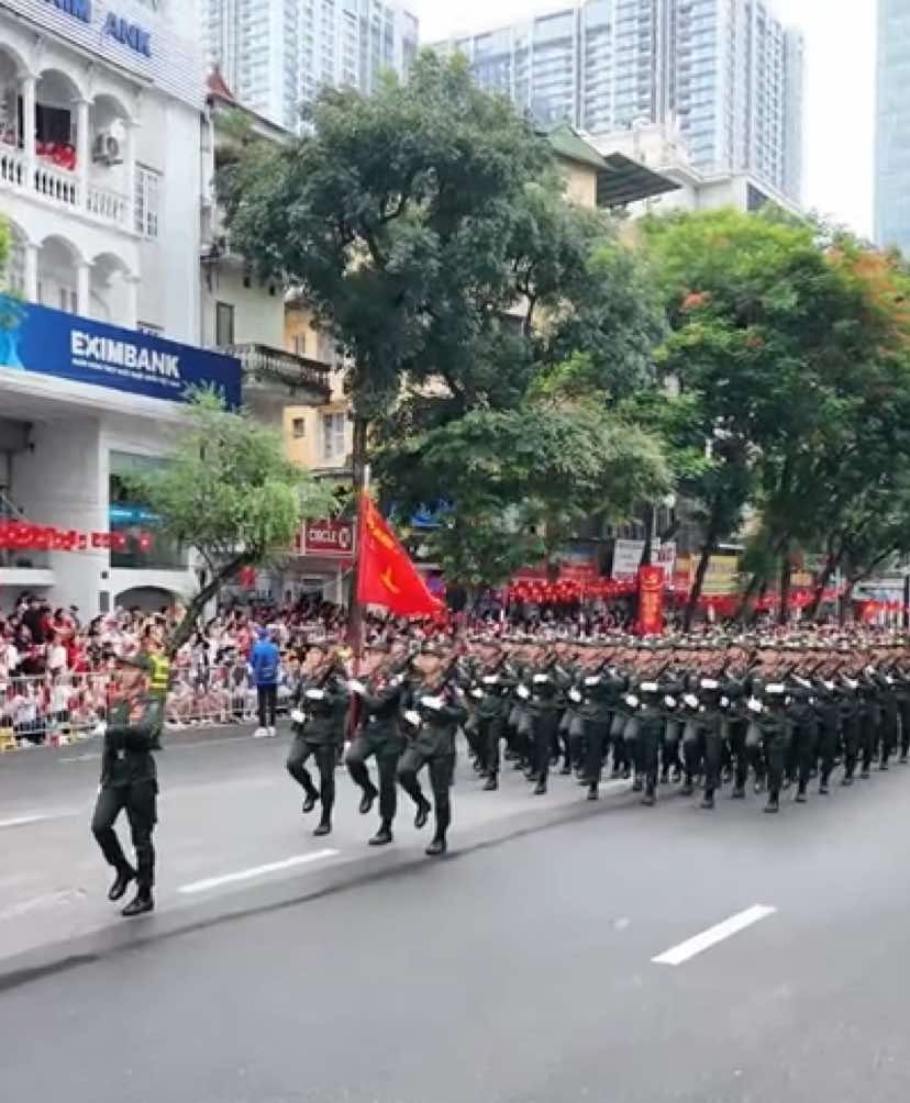 Sáng 30/8/2025, trên những con phố Hà Nội, Khối Nam CSCĐ đã tạo nên khoảnh khắc đầy tự hào.  Sau buổi tổng duyệt, các chiến sĩ tiến bước uy nghiêm với quân kỳ rực rỡ và khẩu hiệu 