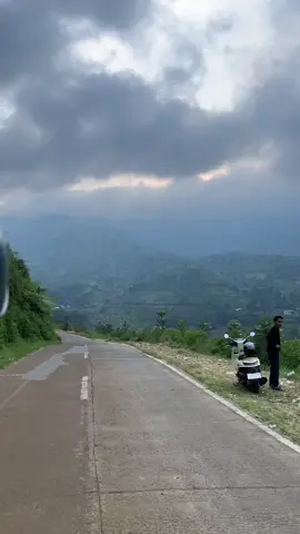Sering banget lewat sini tapi gapernh cerah hujan terus, baru kali ini dapet cuaca cerah jadi bisa lihat indahnya jalur puncak 2 🥹💨🍃