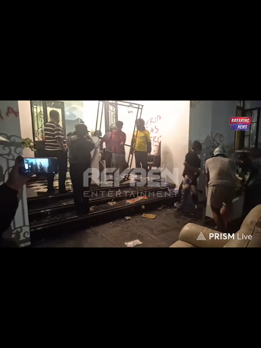 Rumah Eko Patrio mulai dijarah massa  #ekopatrio #dpr #demo #fyp 