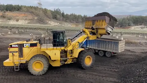 Sotiriadis Labrianidi - Caterpillar 992G Wheel Loader Loading Trucks With 1 Pass #caterpillar #wheel #trucks #loader #mining 