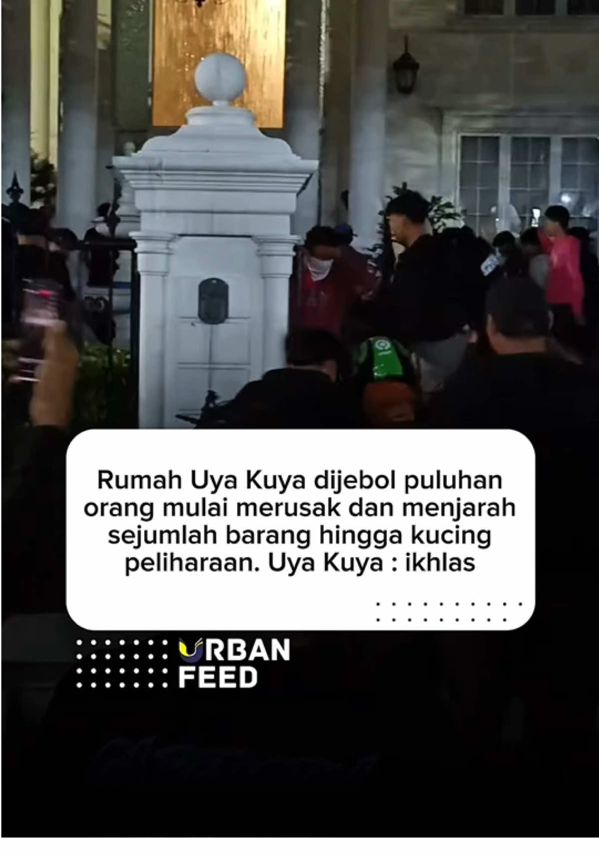 Rumah milik artis sekaligus anggota DPR RI Uya Kuya di kawasan Duren Sawit, Jakarta Timur, dijarah massa pada Sabtu (30/8/2025) malam. Ratusan orang merangsek masuk ke rumah Uya meski ia sebelumnya sudah menyampaikan permintaan maaf atas video viral yang menuai kontroversi. (Detik News, 31/8/2025). Massa mulai memaksa masuk sekitar pukul 23.20 WIB. Suara pecahan kaca terdengar ketika massa menembus gerbang dan masuk hingga lantai dua rumah. Barang-barang seperti kursi, televisi, dispenser, sepeda, hingga bunga penghias dibawa keluar. Bahkan, kucing peliharaan Uya Kuya juga ikut dibawa massa. (Kumparan, 31/8/2025; BeritaSatu, 31/8/2025). Uya Kuya membenarkan peristiwa itu. Ia menyatakan keluarganya dalam kondisi aman meski mengaku sedih atas hilangnya kucing kesayangan. “Ikhlas, meskipun sedih banget kucing juga dibawa,” kata Uya kepada wartawan. (Detik News, 31/8/2025).