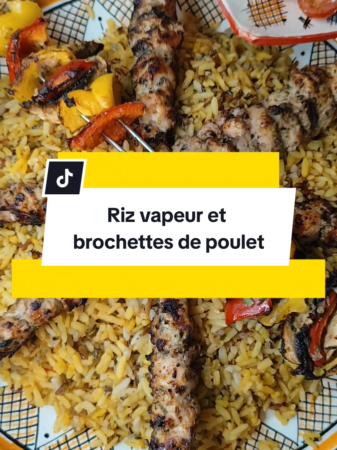 Riz vapeur accompagné de brochettes de poulet mariné aux épices cajun. Plat simple et facile à faire healthy. Idéal pour un rééquilibrage alimentaire ou pour les personnes qui font attention à leur santé (poids, cholestérol, diabète...). Pour le riz faire tremper au préalable une heure dans un saladier dans de l'eau et rajouter 1/2 cuillère à soupe de sel, poivre 5 baie et une 1/2cuillère à soupe d'épices cajun. Dans votre cuiseur vapeur mettez le riz préalablement égoutté et rajouter un oignon et une tomate mixés, de la coriandre et du curcuma rajouter quelques gousse d'ail puis remuer de temps en temps et laisser cuire une demie heure tout dépend du type de riz choisi. #grillade #recettehealthy #regime #healthylifestyle #brochette 