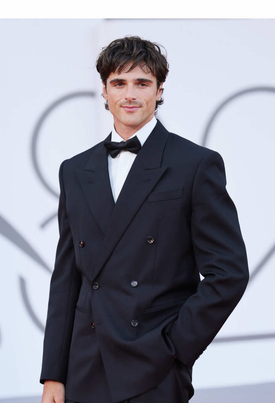 Jacob Elordi arrives on the Venice Film Festival red carpet for the Frankenstein premiere. Video via Getty 