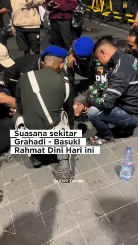 Suasana Grahadi Surabaya malam ini. Gedung kantor gubernur sekaligus Cagar Budaya surabaya dibakar masa #polisi #ojol #surabaya #grahadi #lekaspulihindonesiaku 