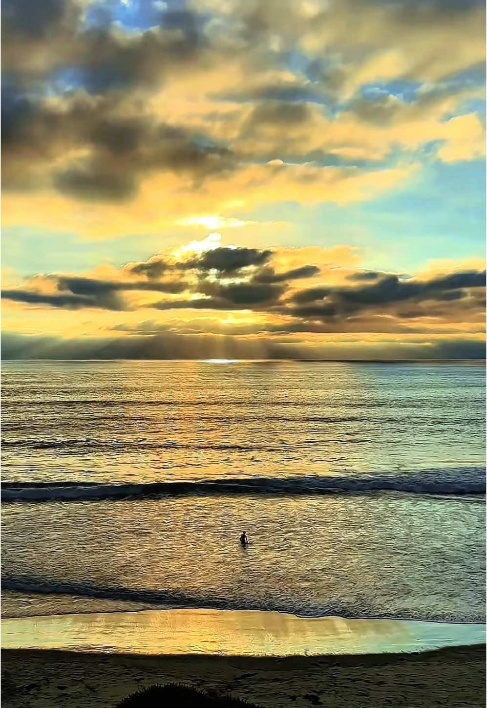 Limitless beauty………..🙌💙🌅💛🌊#sunset #tranquility #peace #clouds #sunsetvibes #goldenhour #pacificocean 