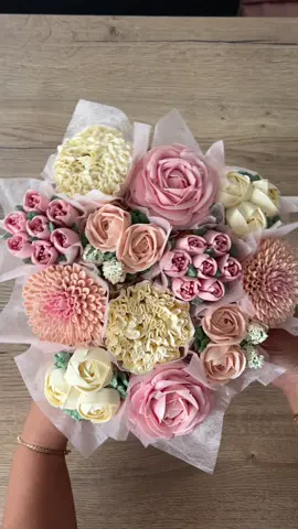 Quand les cupcakes se prennent pour des bouquets… impossible de choisir lequel manger ! #bouquetdecupcake #cupcakedecorating #bouquetofflowers #bouquetdefleurs #flowers 