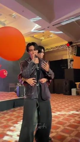 Dunk was Dunking while Joong was singing 🤭 #dunknatachai #เซรั่มวิตซีคุมมัน #จุงดัง #จุงอาเชน #chengjoong @dunknatachai @Chen Joong 