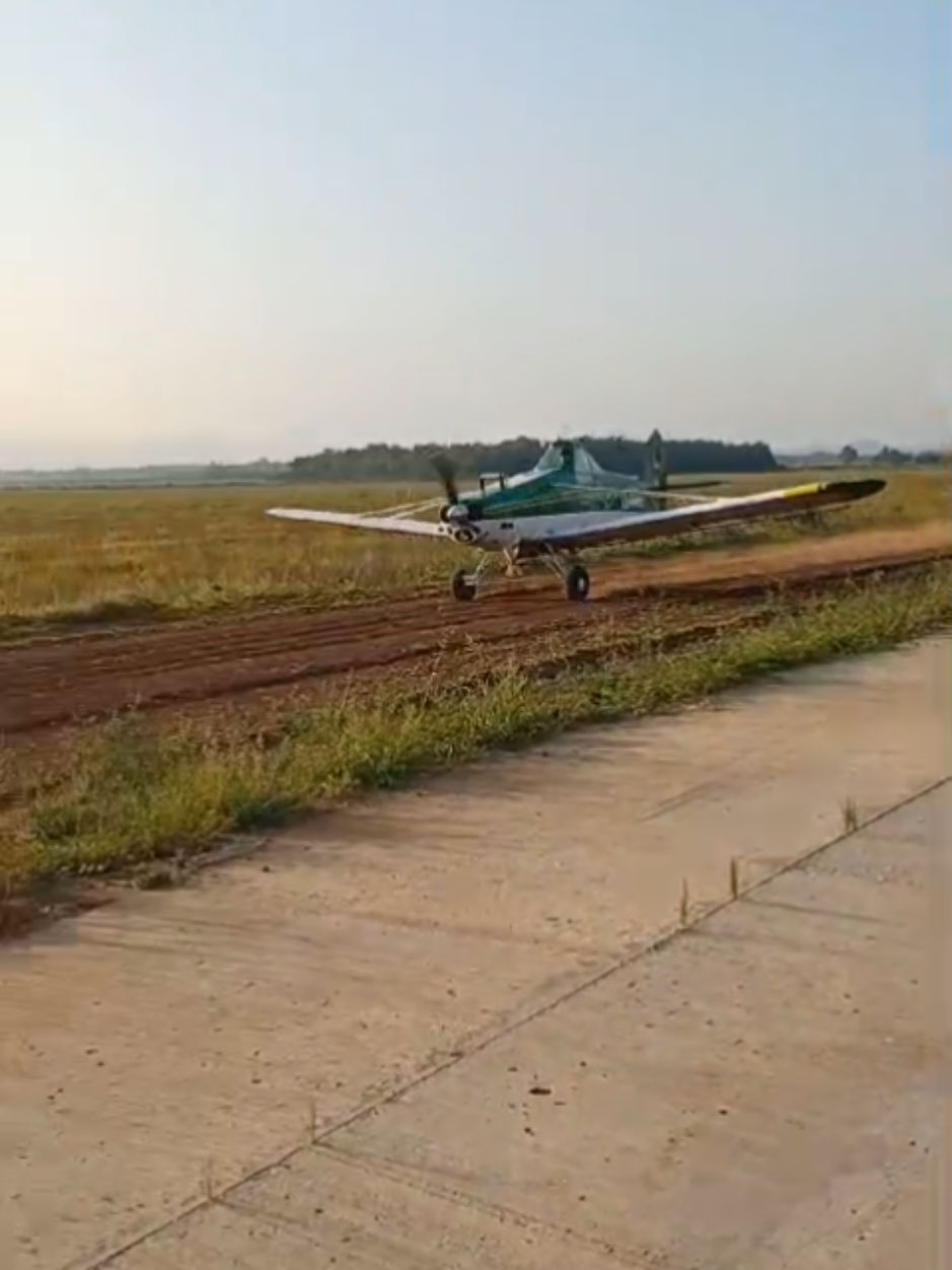 Sábadão e a pressão pegando forte...💪🏻💪🏻💪🏻 🔰 Acompanhem nosso conteúdo, sigam @voandobaixo_br  #aviacaoagricola #pilotoagricola #agronegociobrasileiro #agricultural #agricola 
