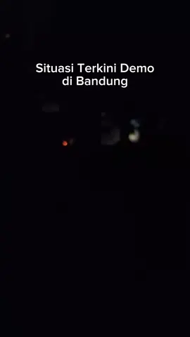 Situasi terkini 01.09 demo di Dago, Bandung Via @willyamdhames