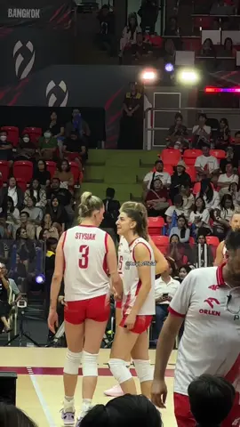 They’re so cute ! Look how Lukasik hit Stysiak 🍑🤣  #lukasik11 #lukasik #volleyballwomensworldchampionship2025 #martynalukasik #stysiakmagda #stysiak 