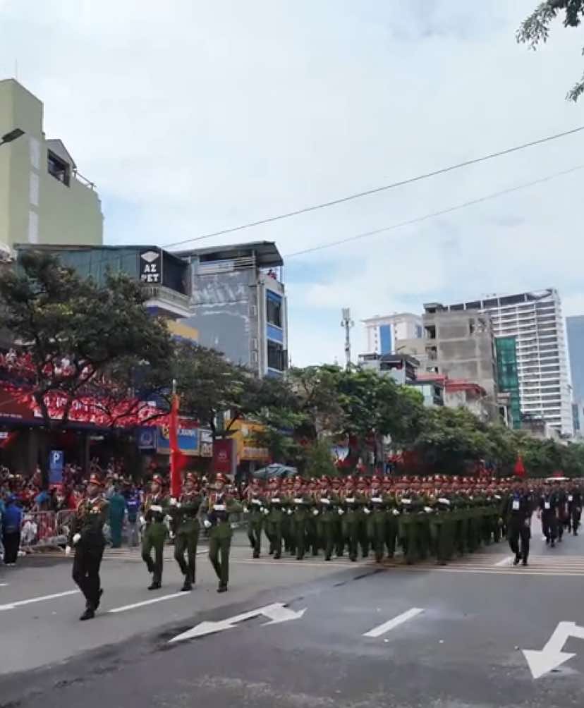 Sáng 30/8/2025, trên những con phố Hà Nội, Khối Nam Học viên Đại diện các Trường CAND đã tạo nên một khoảnh khắc đầy tự hào và xúc động. Sau buổi tổng duyệt, họ tiến bước uy nghiêm với quân kỳ rực rỡ và khẩu hiệu 