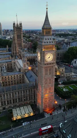 That moment when Big Ben lights up the London night ✨🕰️🌆 #londonmoments #london #visitlondon #westminster #bigben 