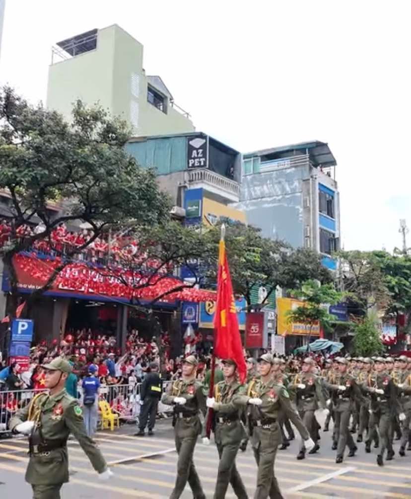 Sáng 30/8/2025, trên những con phố Hà Nội, khối nam Lực lượng An ninh Bảo vệ Trật tự Cơ sở đã tạo nên một khoảnh khắc đầy tự hào và xúc động.  Sau buổi tổng duyệt, các anh tiến bước uy nghiêm, với quân phục chỉnh tề và khí thế dũng mãnh. Được người dân hai bên đường vỗ tay chào đón, những người chiến sĩ mang trong mình niềm vinh quang vô hạn. Khoảnh khắc ấy không chỉ thể hiện sức mạnh, kỷ luật mà còn là sự gắn kết sâu sắc giữa lực lượng công an và nhân dân... #80 #2thang9 #dieubinh #duyetbinh #dieubinhdieuhanh
