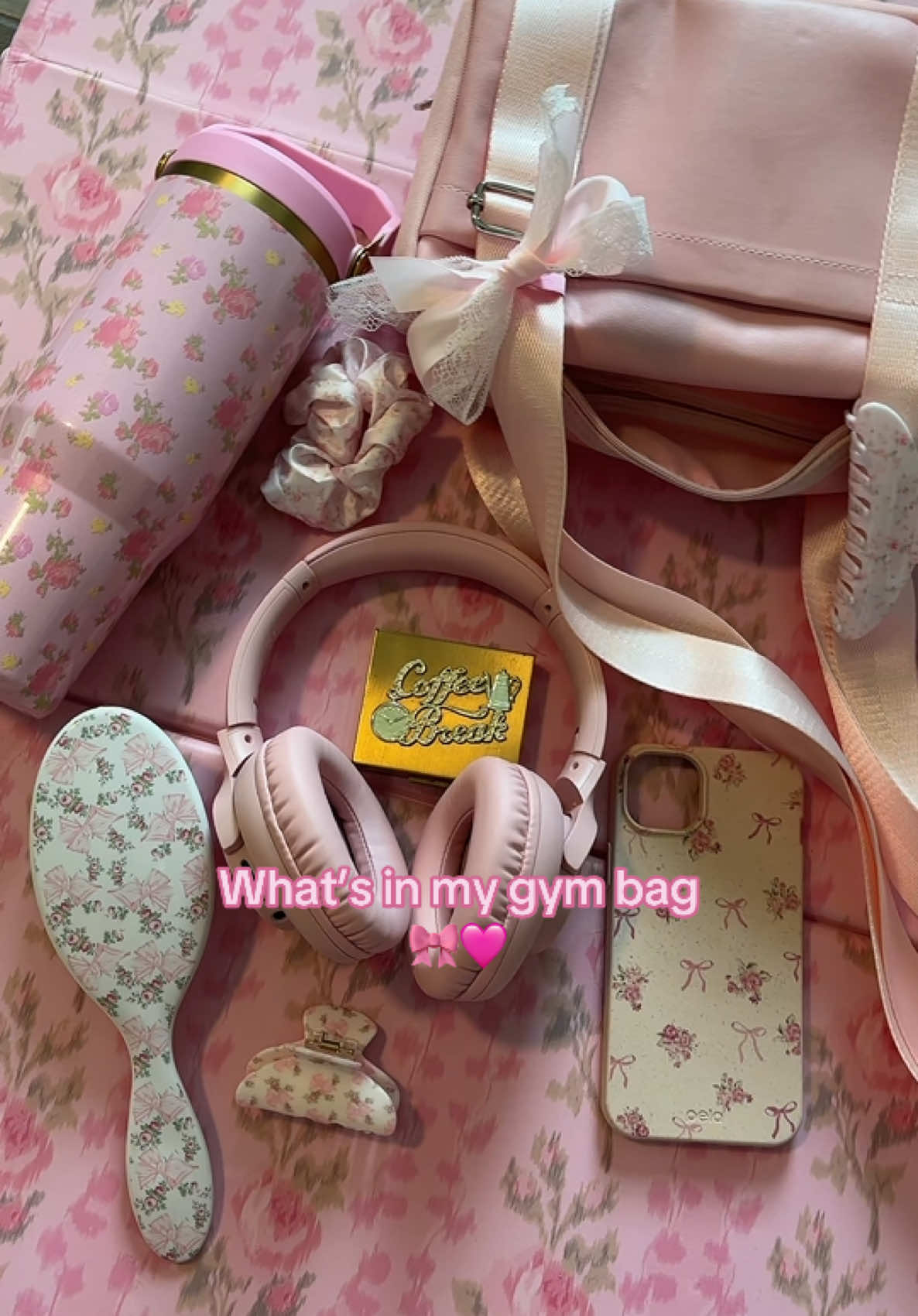 What’s in my mini gym bag #minigymbag #pinkpilatesprincess #pinkpilatesaesthetic #coquetteaesthetic #tiktokshoplabordaysale 