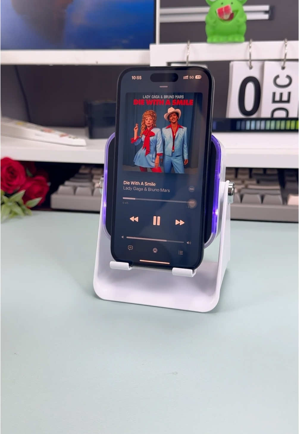 The easiest way to play music&charge your phone #putare#fyp#trends#techgadgets#giftideas#tiktokmademebuyit#muscitok#inductionspeaker#bluetooth#amplificador#phoneholderstand#emergencypowerbank#tiktoklabordaysale#fallfreshness 